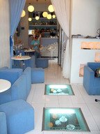 Sylvia si-a deschis cafenea si club!