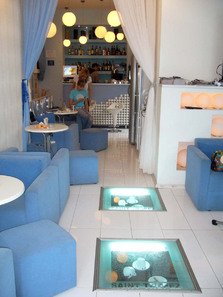 Sylvia si-a deschis cafenea si club!