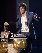86355_zac_efron_accepts_the_award_for_best_breakthrough__cu_isa_010608_02_122_565lo