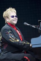 La multi ani: Elton John!