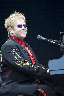 La multi ani: Elton John!