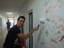 Olix a curatat peretii fostului sediu Kiss FM