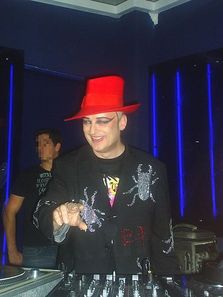 La multi ani: Boy George!