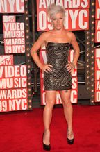 pink-red-carpet-mtv-vma-2009-1