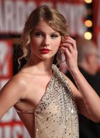 taylor-swift-red-carpet-mtv-vma-2009-1
