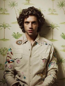 Noul videoclip Mika "Blame It on the Girls"