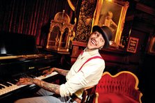 Travie McCoy: "I wanna be a billionaire so fricking bad!!" 