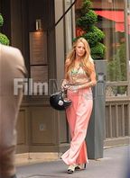 leighton-meester-blake-lively-gossip-girl-paris-109