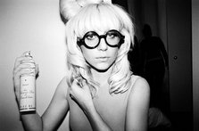 Piesa noua Lady Gaga - Living On The Radio (live)