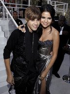 covor-rosu-Selena_Gomez-si-Justin-Bieber.jpg