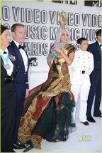 covor-rosu-lady-gaga-vmas-2010-6.jpg