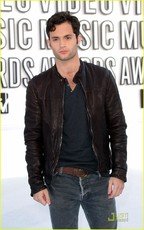covor rosu - penn-badgley-2