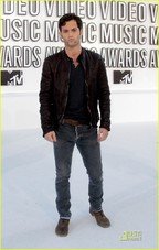covor rosu - penn-badgley-4