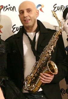 Sa-l ajutam pe Dax, The Man With The Sax!