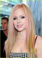 covor rosu -avril-lavigne-2010-amas-red-carpet-01