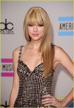covor rosu -taylor-swift-amas-red-carpet-2010-01