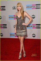 covor rosu - taylor-swift-amas-red-carpet-2010-05