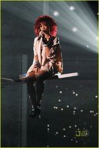 rihanna-amas-performance-2010-10