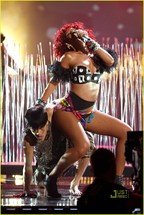 rihanna-amas-performance-2010-10