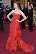Anne Hathaway - Oscar 2011 - covorul rosu - 2