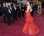 Anne Hathaway - Oscar 2011 - covorul rosu