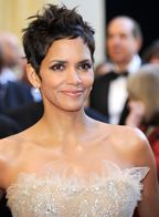 Halle Berry - Oscar 2011 - covorul rosu -