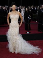 Halle Berry  - Oscar 2011 - covorul rosu