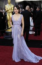 Mila-Kunis-Oscar-2011-covorul-rosu