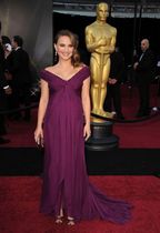Natalie Portman - Oscar 2011 - covorul rosu (2)
