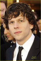 jesse-eisenberg-Oscar 2011 - covorul rosu - 2