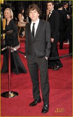 jesse-eisenberg-Oscar 2011 - covorul rosu