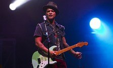 Bruno Mars - The Lazy Song - Live @ American Idol