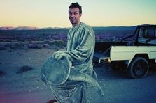 Poza zilei: Chris Martin (Coldplay) in videoclipul Paradise