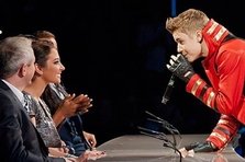 Justin Bieber, Kelly Rowland live la X Factor UK
