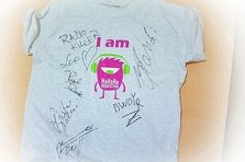 Concurs de Craciun! Castiga un tricou HaHaHa Production cu autografe!