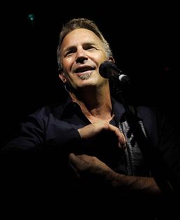 Kevin Costner in concert la Club Tribute din Bucuresti