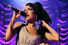 Amy Winehouse a fost hackuita! Artista a ramas fara site oficial!