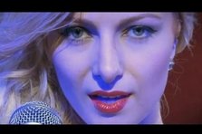 Video: Lora - Natural Woman (cover surpriza pentru iubitul ei)