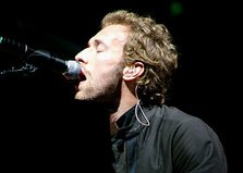 Coldplay au cantat "Rehab" in memoria lui Amy Winehouse! (video)