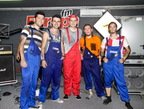 Baietii de la VUNK au cantat imbracati in mecanici auto in garajul Europa FM!