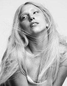 Lady Gaga, batrana pentru Harper's Bazaar