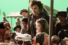 Primele poze cu Sebastian Stan in rolul palarierului nebun