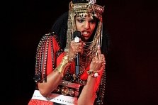 Poza zilei: M.I.A. si degetul mijlociu la SuperBowl!