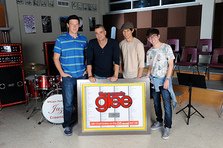 Cine a batut recordul cu peste 200 de piese in Billboard?