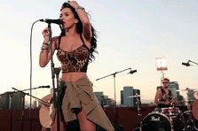 INNA canta Un Momento pe un acoperis din Mexic