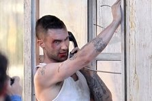 Adam Levine, plin de sange in Payphone