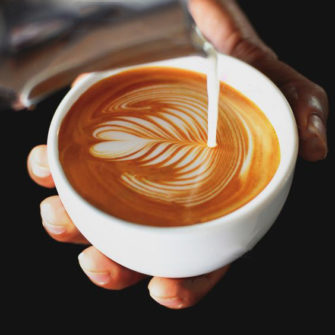 COFFeEAST 2025 Special X’Mas Edition, raiul cafelelor pe trei etaje la Unirea Shopping Center. Astazi pana la ora 18 testati zeci de cafele