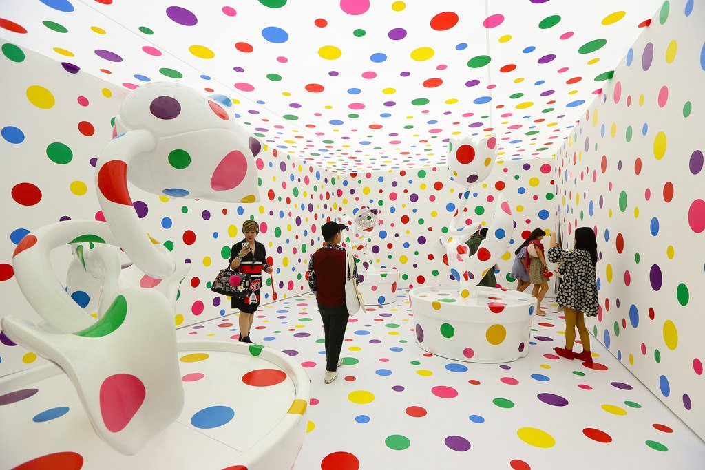 video) Un robot hiperrealist care o infatiseaza pe artista Yayoi Kusama  picteaza vitrinele magazinului Louis Vuitton de pe Fifth Avenue din New  York.