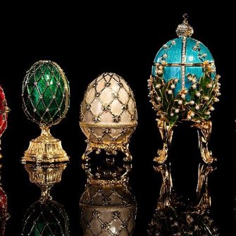Piesele din expoziția Fabergé din Muzeul Ermitaj din Sankt Petersburg au fost atent analizate, dupa ce un comerciant de arta sustine ca unele din ele sunt false. Scurta istorie a oualor Fabergé