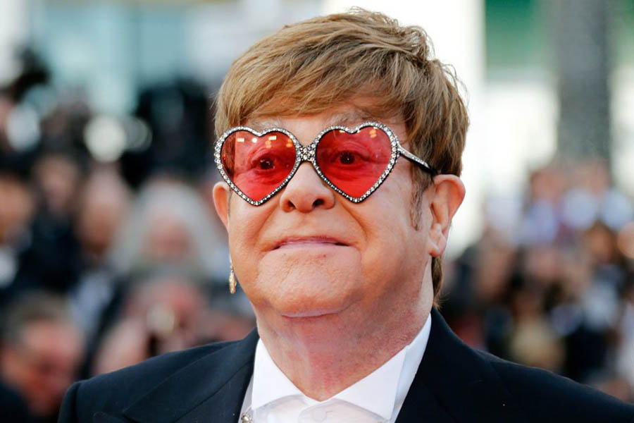 galerie foto) Elton John lanseaza 4 colectii de perechi ochelari de soare, de vedere si pentru lectura. Cele mai spectaculoase perechi ochelari purtate de artist de-a lungul carierei.
